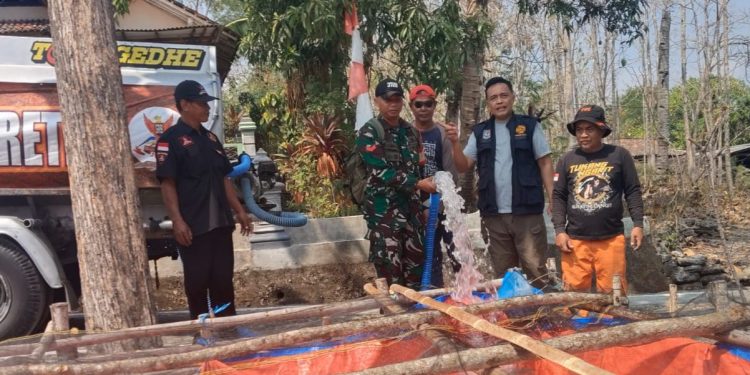 Babinsa Dampingi Penyaluran Air Bersih bagi 120 KK di Belikurip