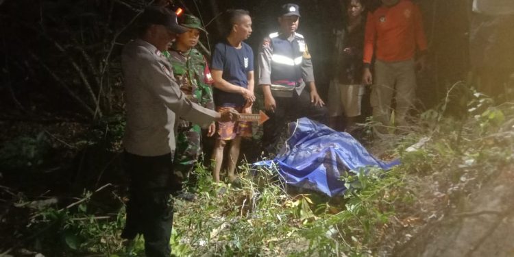 Polsek Sukolilo Bersama Warga dan Pihak Medis, Evakuasi Korban Jatuh di Tebing Wisata Tadah Hujan