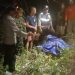 Polsek Sukolilo Bersama Warga dan Pihak Medis, Evakuasi Korban Jatuh di Tebing Wisata Tadah Hujan