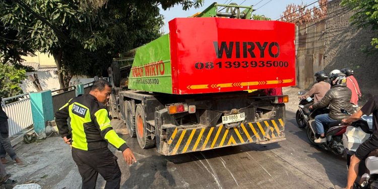 Diduga Rem Blong, Mobil Crane Tabrak Empat Sepeda Motor di Jalan Sumpah Pemuda Surakarta