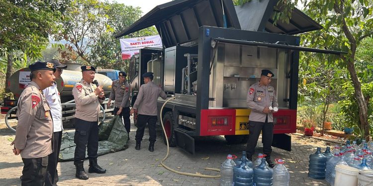 Brimob Polda Jateng Serentak Salurkan Air Bersih bagi Warga Terdampak Kekeringan di Berbagai Wilayah Jawa Tengah