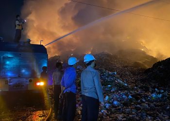 2 Water Cannon Dikerahkan Padamkan Kebakaran TPA Putri Cempo Solo