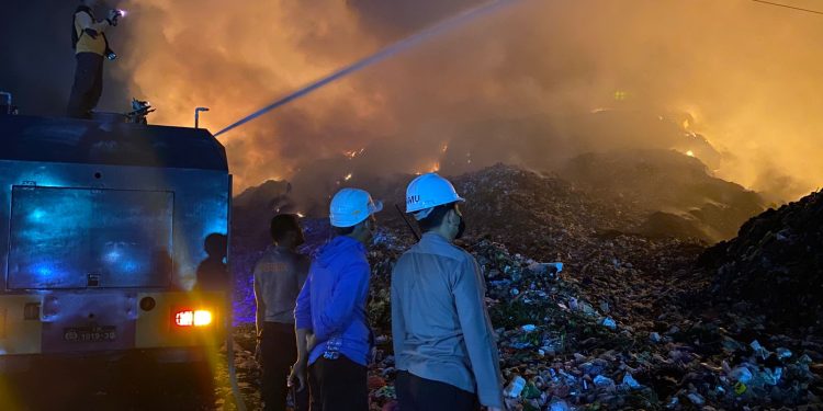 2 Water Cannon Dikerahkan Padamkan Kebakaran TPA Putri Cempo Solo