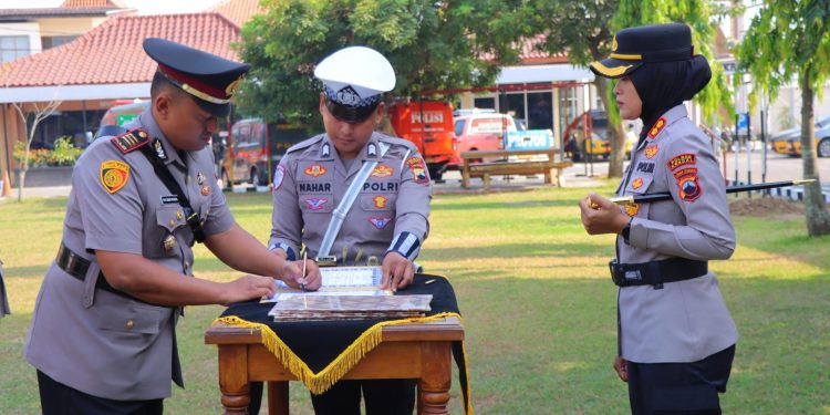 Penyegaran Organisasi, Kapolres Kendal Pimpin Upacara Sertijab Tiga Kasat dan Penyerahan Jabatan Kabagren
