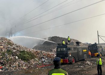 Brimob Polda Jateng Gerak Cepat Bantu Padamkan Api di Kawasan TPA Putri Cempo