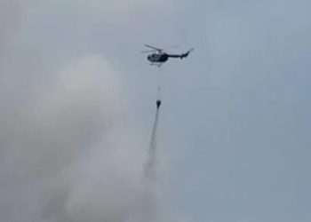 Helikopter Polri Water Bombing Kebakaran TPA Putri Cempo, 234 Ribu Liter Air Diguyurkan