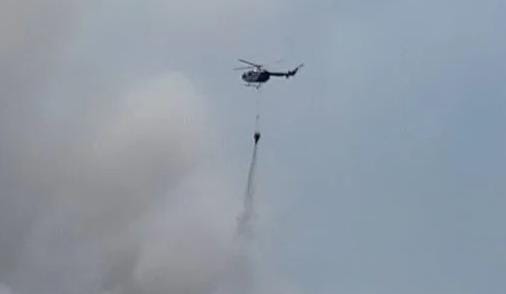Helikopter Polri Water Bombing Kebakaran TPA Putri Cempo, 234 Ribu Liter Air Diguyurkan