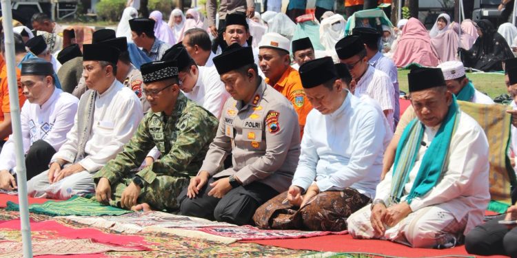 Harap Hujan Segera Turun, Kapolres Kudus Ikuti Shalat Istisqa Bersama Ratusan Warga