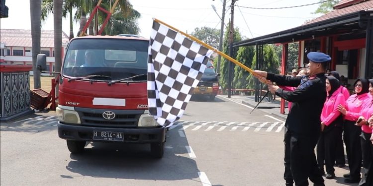 Brimob Polda Jateng Kembali Salurkan Air Bersih untuk Warga Terdampak Kekeringan di Semarang