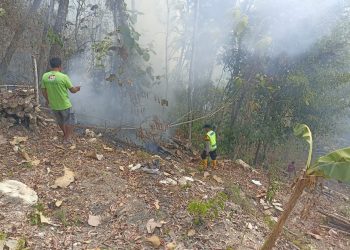 Polres Kebumen Padamkan Kebakaran Lahan Tiga Hektare di Karangsambung