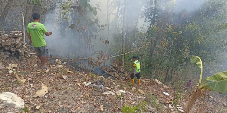 Polres Kebumen Padamkan Kebakaran Lahan Tiga Hektare di Karangsambung