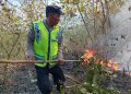 Gerak Cepat Polsek Cimanggu Bersama Warga Jinakkan Api, Kebakaran Lahan Berhasil Dipadamkan