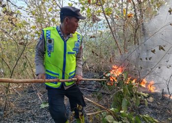 Gerak Cepat Polsek Cimanggu Bersama Warga Jinakkan Api, Kebakaran Lahan Berhasil Dipadamkan