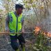 Gerak Cepat Polsek Cimanggu Bersama Warga Jinakkan Api, Kebakaran Lahan Berhasil Dipadamkan