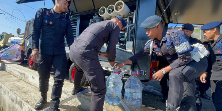 Brimob Polda Jateng Intensifkan Pendistribusian Air Bersih di Sejumlah Daerah Terdampak Kekeringan