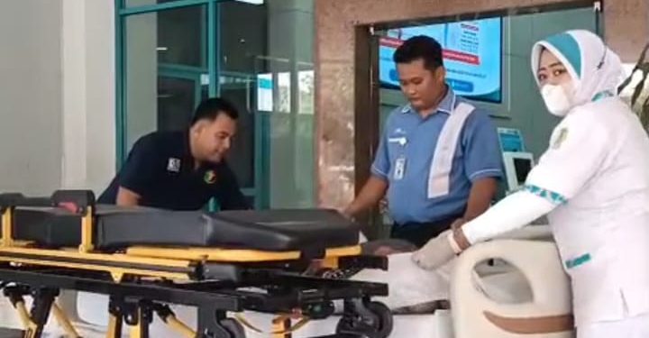 Ambulans Gratis Polresta Pati Antar Pasien Lansia Patah Tulang dari Pati ke RS Kariadi Semarang
