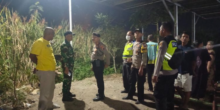 Piket Fungsi Polsek Genuk Datangi TKP Kebakaran Ilalang di Genuksari, Api Berhasil Dipadamkan