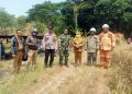 Polsek Banyumanik Bersama Tiga Pilar dan Warga Sigap Tangani Kebakaran Lahan Kosong di Pudakpayung