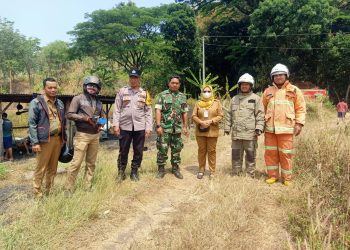 Polsek Banyumanik Bersama Tiga Pilar dan Warga Sigap Tangani Kebakaran Lahan Kosong di Pudakpayung