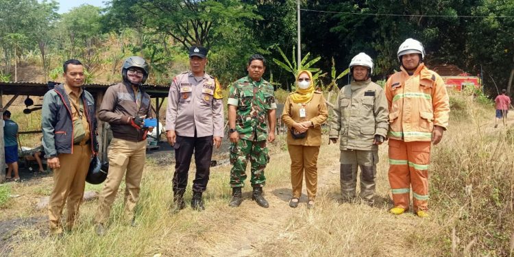 Polsek Banyumanik Bersama Tiga Pilar dan Warga Sigap Tangani Kebakaran Lahan Kosong di Pudakpayung