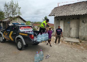 Polsek Karangsambung Salurkan Air Bersih untuk 200 Warga di Tengah Kemarau