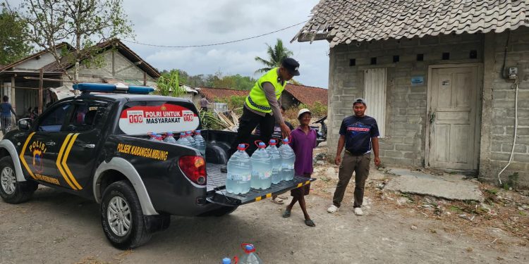 Polsek Karangsambung Salurkan Air Bersih untuk 200 Warga di Tengah Kemarau