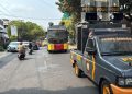 Polisi Pati Siram Jalan Pati-Kudus untuk Kurangi Debu dan Polusi Udara Saat Kemarau