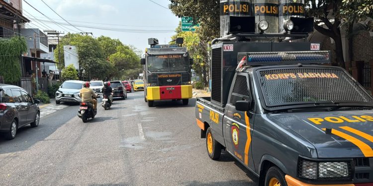 Polisi Pati Siram Jalan Pati-Kudus untuk Kurangi Debu dan Polusi Udara Saat Kemarau