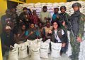 Jaga Kelancaran Penyaluran Bantuan, Pos Aroba Satgas Yonif 147/KGJ Kawal Distribusi Beras Pemerintah di Distrik Aroba