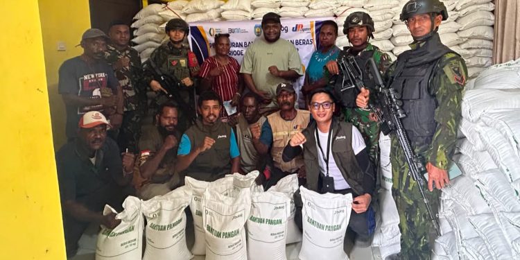 Jaga Kelancaran Penyaluran Bantuan, Pos Aroba Satgas Yonif 147/KGJ Kawal Distribusi Beras Pemerintah di Distrik Aroba