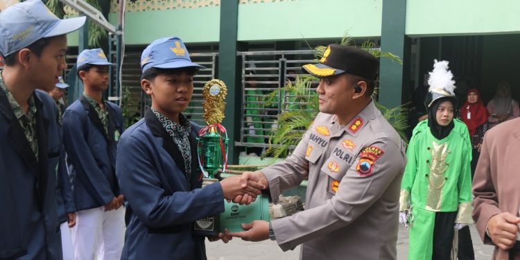 Kapolres Kudus Jadi Pembina Upacara Harlah ke-57 SMA NU Al Ma’ruf, Tekankan Disiplin dan Bahaya Kenakalan Remaja