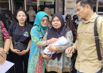 Bayi Laki-Laki Ditemukan dalam Kardus di Penggaron Kidul, Polsek Pedurungan Pastikan Penanganan dan Perlindungan Bayi