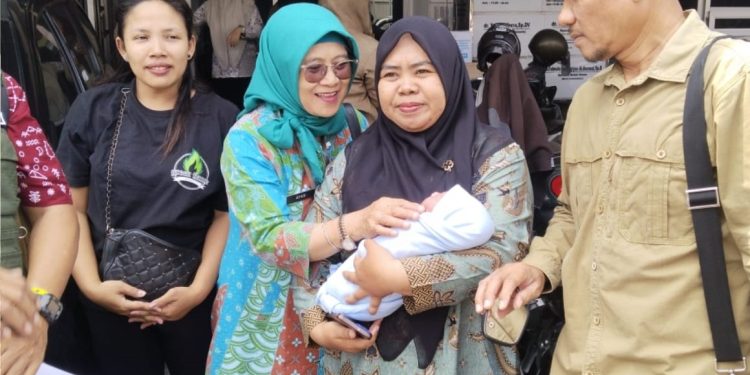 Bayi Laki-Laki Ditemukan dalam Kardus di Penggaron Kidul, Polsek Pedurungan Pastikan Penanganan dan Perlindungan Bayi