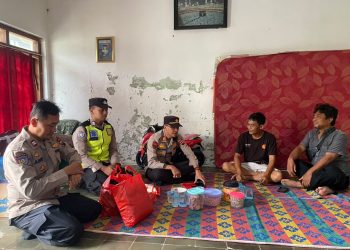Polsek Paguyangan Hadir di Tengah Musibah, Bantu Korban Kebakaran