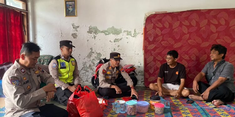 Polsek Paguyangan Hadir di Tengah Musibah, Bantu Korban Kebakaran