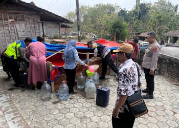 Kemarau Panjang, Polisi Pati Bantu 24 Ribu Liter Air Bersih ke Warga Kletek