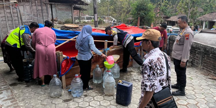 Kemarau Panjang, Polisi Pati Bantu 24 Ribu Liter Air Bersih ke Warga Kletek