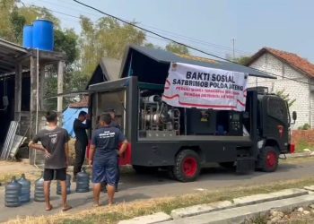 Brimob Polda Jateng dan Kicau Mania Bersinergi Salurkan Air Bersih bagi Warga Terdampak Kekeringan Gotong Royong Peduli