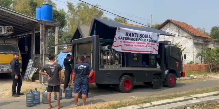Brimob Polda Jateng dan Kicau Mania Bersinergi Salurkan Air Bersih bagi Warga Terdampak Kekeringan Gotong Royong Peduli
