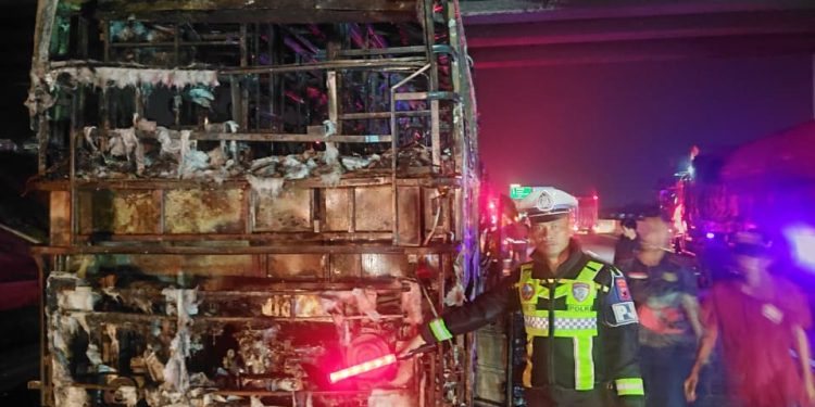 Bus PO Tunas Muda Ludes Terbakar di Tol Batang-Semarang, 15 Penumpang Selamat