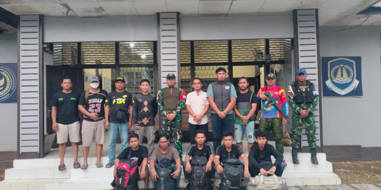 Satgas Pamtas Yonarmed 19/Bogani Gagalkan Keberangkatan Lima PMI Nonprosedural ke Malaysia