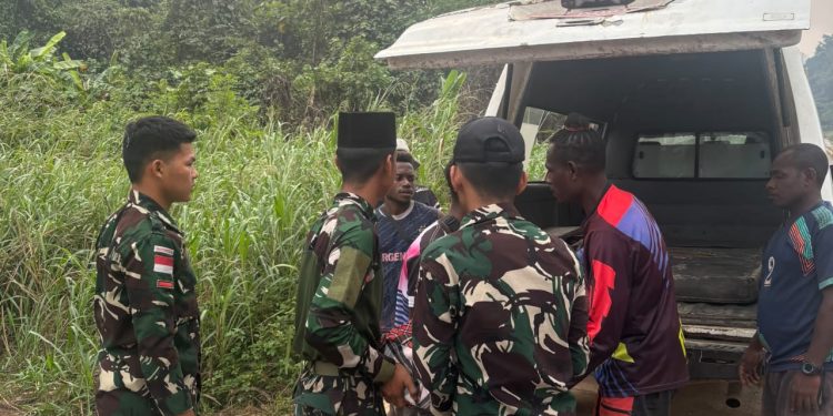 Wujud Kepedulian TNI, Satgas Pamtas RI-PNG Kewilayahan Yonif 147/KGJ Bantu Pemakaman Masyarakat Distrik Yamor