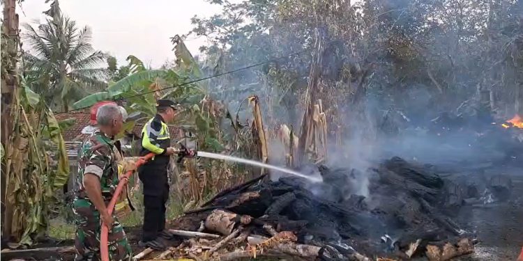 Polsek Cipari Gerak Cepat Padamkan Kebakaran Pangkalan Kayu, Cegah Api Merembet ke Lahan Warga