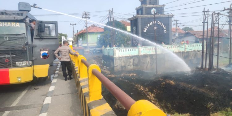 Sat Samapta Polres Brebes Quick Response Padamkan Api di Bawah Jembatan Kaligangsa
