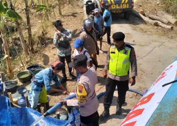 Kemarau Mengeringkan Sumber Air, Polres Kebumen Salurkan 13.500 Liter Air Bersih
