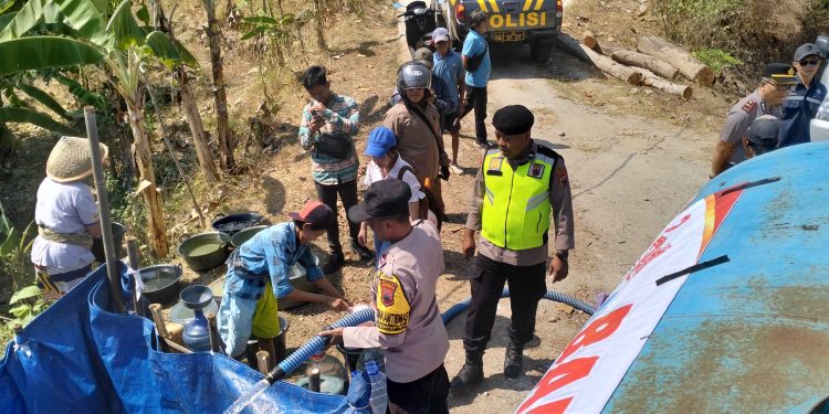 Kemarau Mengeringkan Sumber Air, Polres Kebumen Salurkan 13.500 Liter Air Bersih