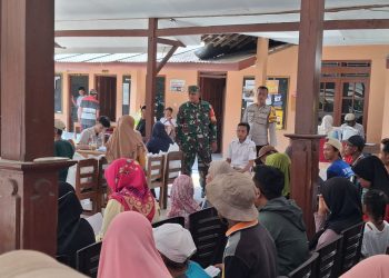 Babinsa dan Bhabinkamtibmas Kawal Penyaluran Bantuan Beras