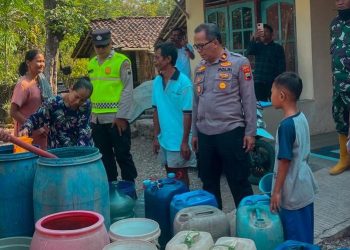 Polres Kebumen Salurkan 15 Ribu Liter Air Bersih ke Tiga Desa