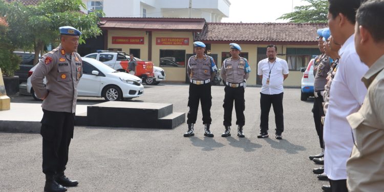 Bidpropam Polda Jateng dan Polres Blora Salurkan Bantuan Enam Tangki Air Bersih untuk Warga Genjahan Jiken