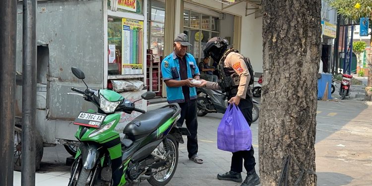 Jumat Berkah Tim Sparta Polresta Surakarta, 150 Kotak Makanan Dibagikan untuk Warga yang Membutuhkan